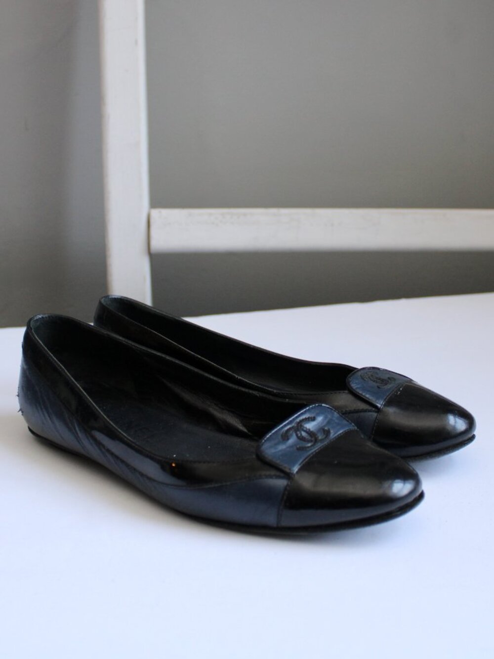 CHANEL Leather Logo Black Navy Blue Ballerina Cap Toe Flats Size 35.5 / 5 US - Picture 2 of 13